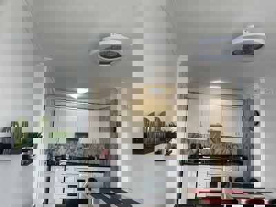 Cucina dell'appartamento al Buenavista The Blue Oyster, Los Gigantes, con elettrodomestici e design contemporaneo.