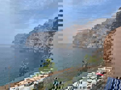 Vista del parcheggio gratuito sulla terrazza di Buenavista The Blue Oyster, Los Gigantes.