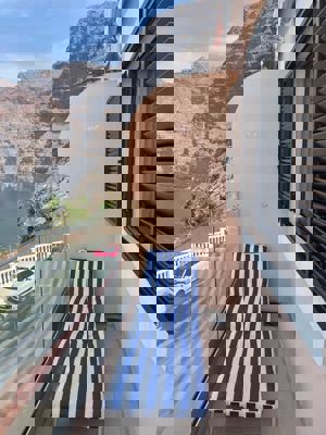 Lettino sulla terrazza di Buenavista The Blue Oyster a Los Gigantes, perfetto per rilassarsi.