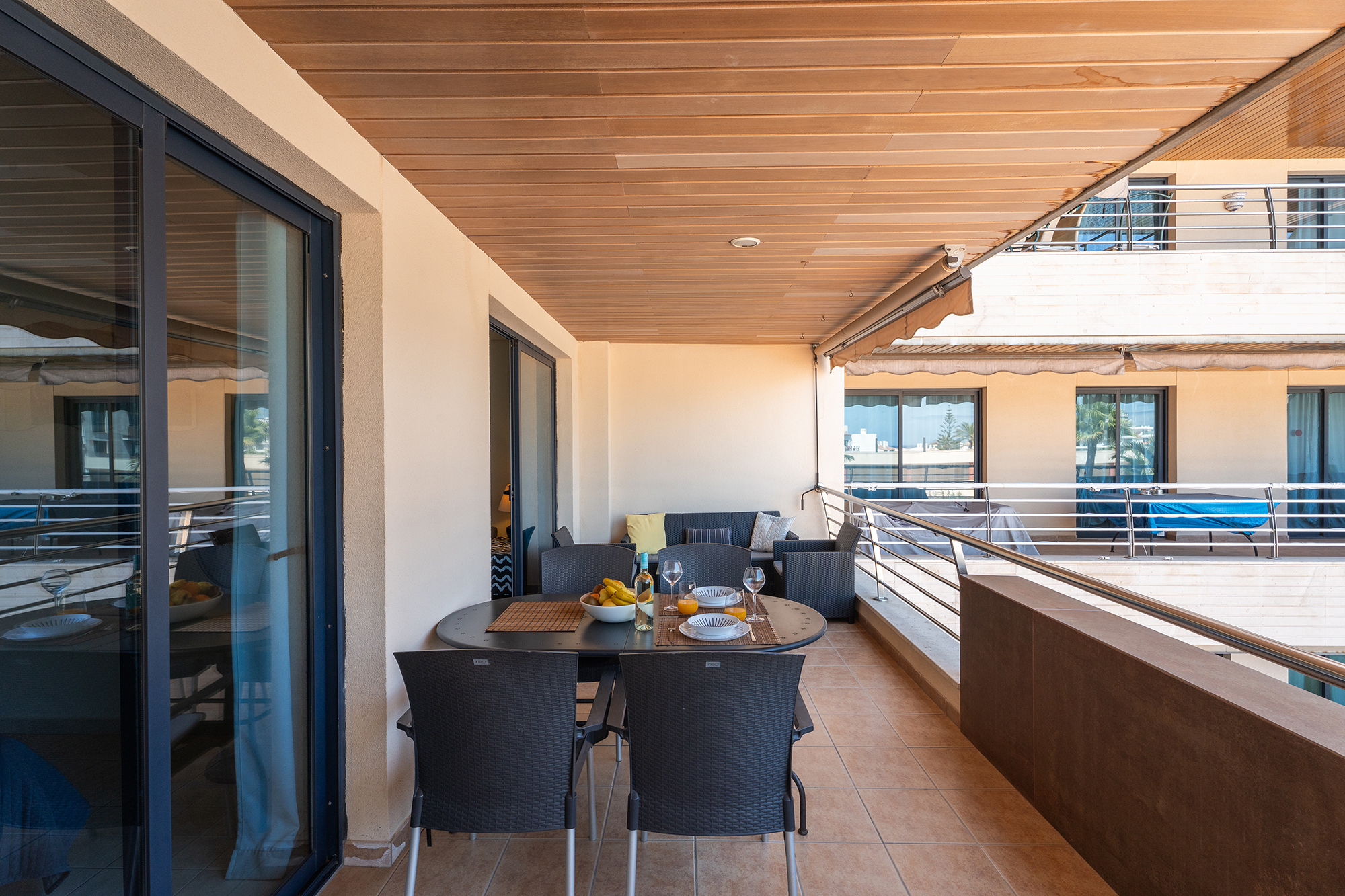 Vista de la terraza completa en Teide View, Los Gigantes, con muebles y vistas al mar.
