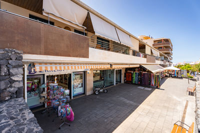 Artículos de playa como sombrillas y toallas en Vecindario.