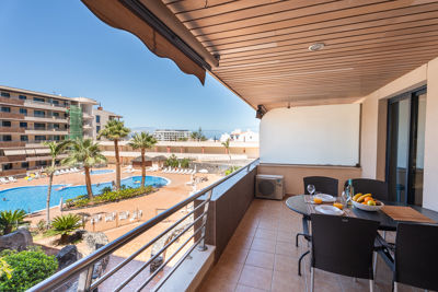 Vista de la gran terraza en Teide View, Los Gigantes, ideal para relajarse.