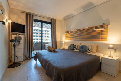 Habitación con televisión en el dormitorio de Teide View Balcones de Los Gigantes.