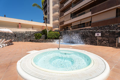 Jacuzzi grande en la zona de piscina de Teide View Balcones de Los Gigantes.