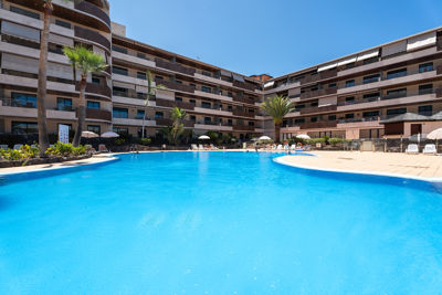 Vista de la piscina tranquila en Teide View, Balcones de Los Gigantes, ideal para relajarse.