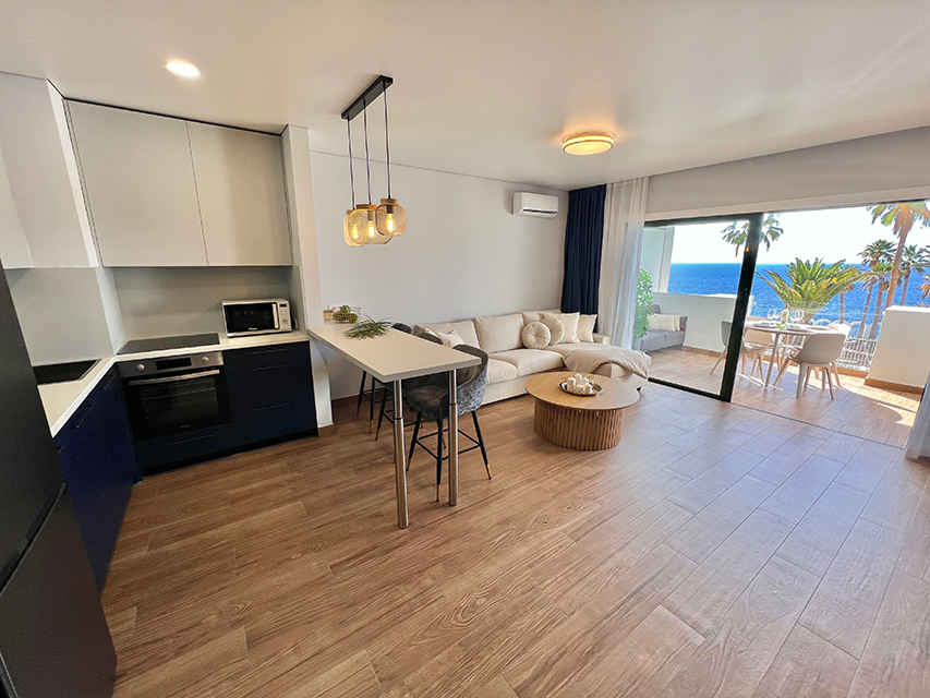 A bright kitchenette in the apartment, a functional space for preparing and serving meals.