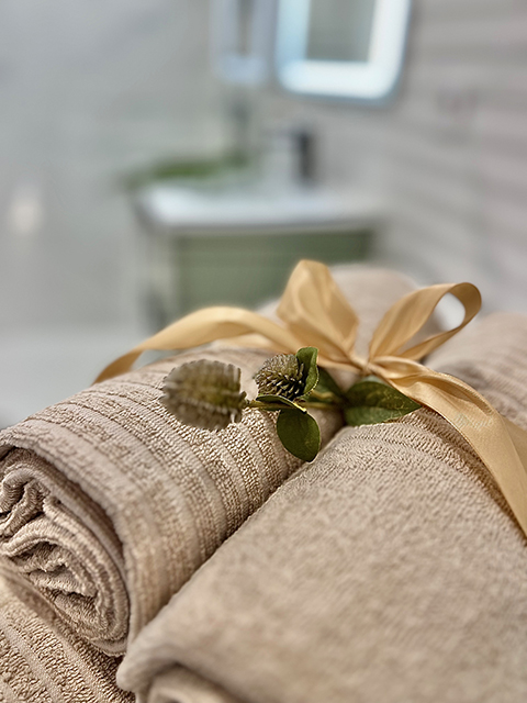 Detail of the apartment bathroom - soft towels and accessories that enhance the hotel comfort.