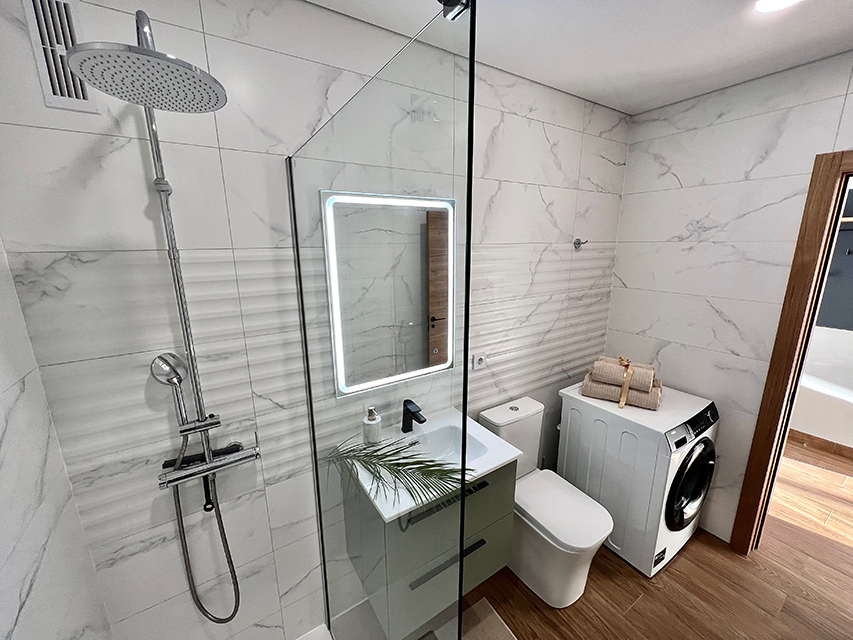 Modern apartment bathroom with walk-in shower, a bright and comfortable bathing space.