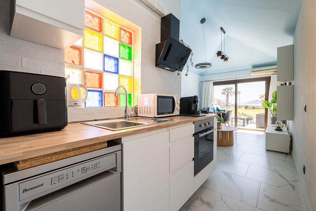 Cuisine américaine élégante à Amarilla Golf Marina Vista Mar avec une construction claire et un accent de couleur de designer.