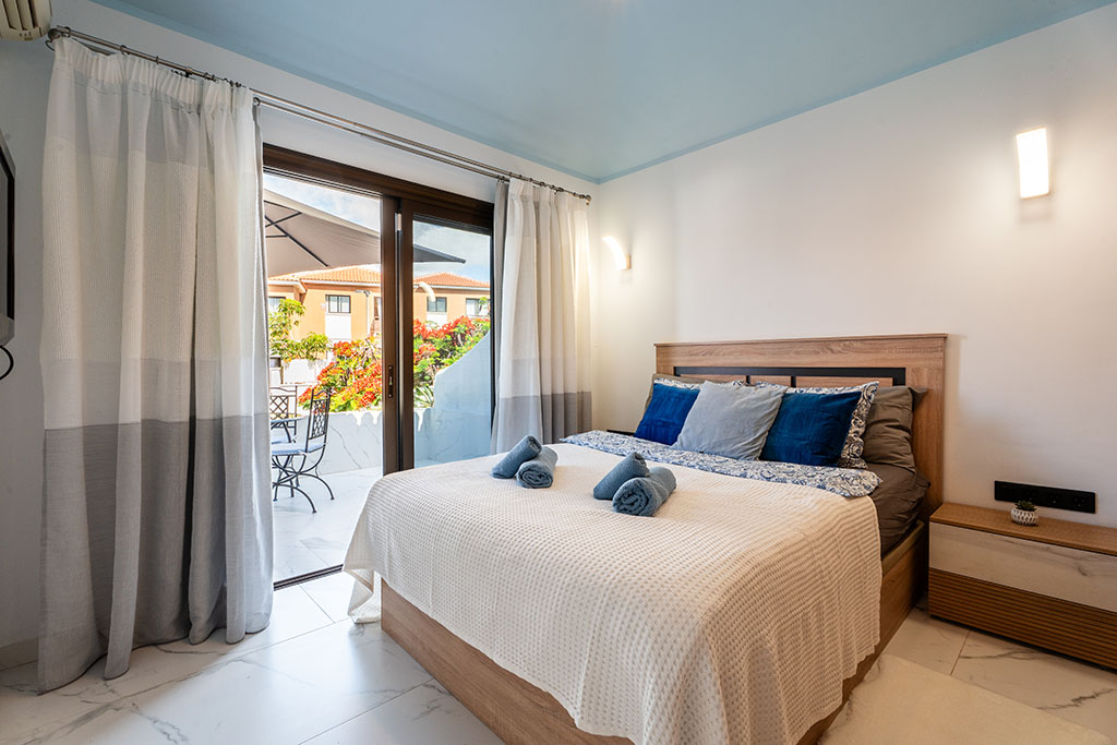 Chambre à Amarilla Golf Marina Vista Mar avec sortie sur la terrasse et lumière naturelle.