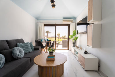 Strefa jadalni w salonie apartamentu z elegancko nakrytym stołem.