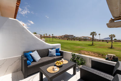 Przestronny taras z meblami ogrodowymi i szeroką perspektywą południowej Teneryfy.