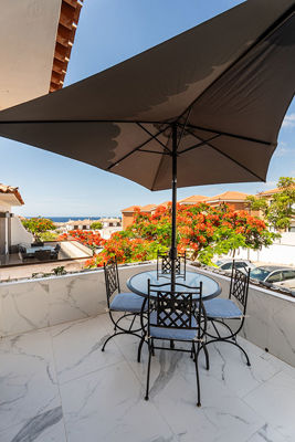 Słoneczny taras w Amarilla Golf Marina Vista Mar z przestrzenią do wypoczynku na świeżym powietrzu.