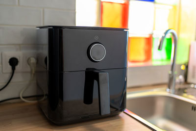 Nowoczesny aneks kuchenny z airfryerem, zapewniający komfort i stylowe przygotowywanie posiłków.