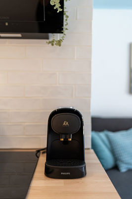 Aneks kuchenny z ekspresem do kawy Philips, idealny do celebrowania porannej kawy w apartamencie.