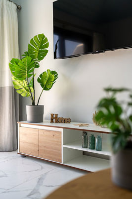 Salon apartamentu Amarilla Golf Marina Vista Mar z naturalnym światłem i przytulną atmosferą.