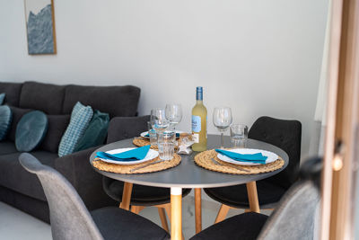 Przestronny salon apartamentu w Amarilla Golf z wygodną sofą i drewnianym stolikiem kawowym.