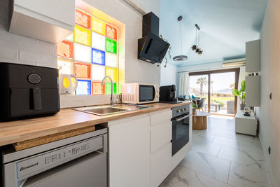 Elegancki aneks kuchenny w Amarilla Golf Marina Vista Mar z jasną zabudową i designerskim akcentem kolorystycznym.