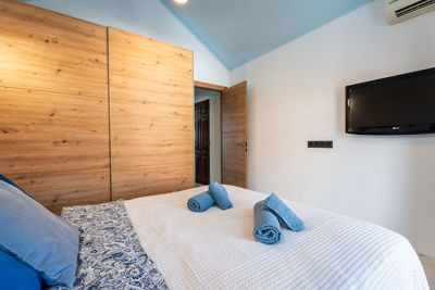 Stylowa sypialnia apartamentu z minimalistycznym designem i jasnym wykończeniem.