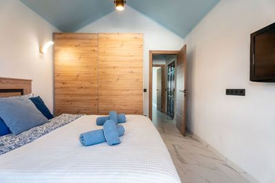 Nowoczesna sypialnia z pojemną szafą i harmonijną kolorystyką wnętrza.