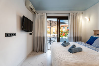 Sypialnia z dużym łóżkiem i bezpośrednim dostępem do części zewnętrznej apartamentu.