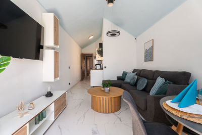 Otwarta przestrzeń dzienna apartamentułącząca salon z aneksem kuchennym.