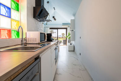 Otwarta kuchnia apartamentu w Amarilla Golf harmonijnie połączona z przestrzenią dzienną.