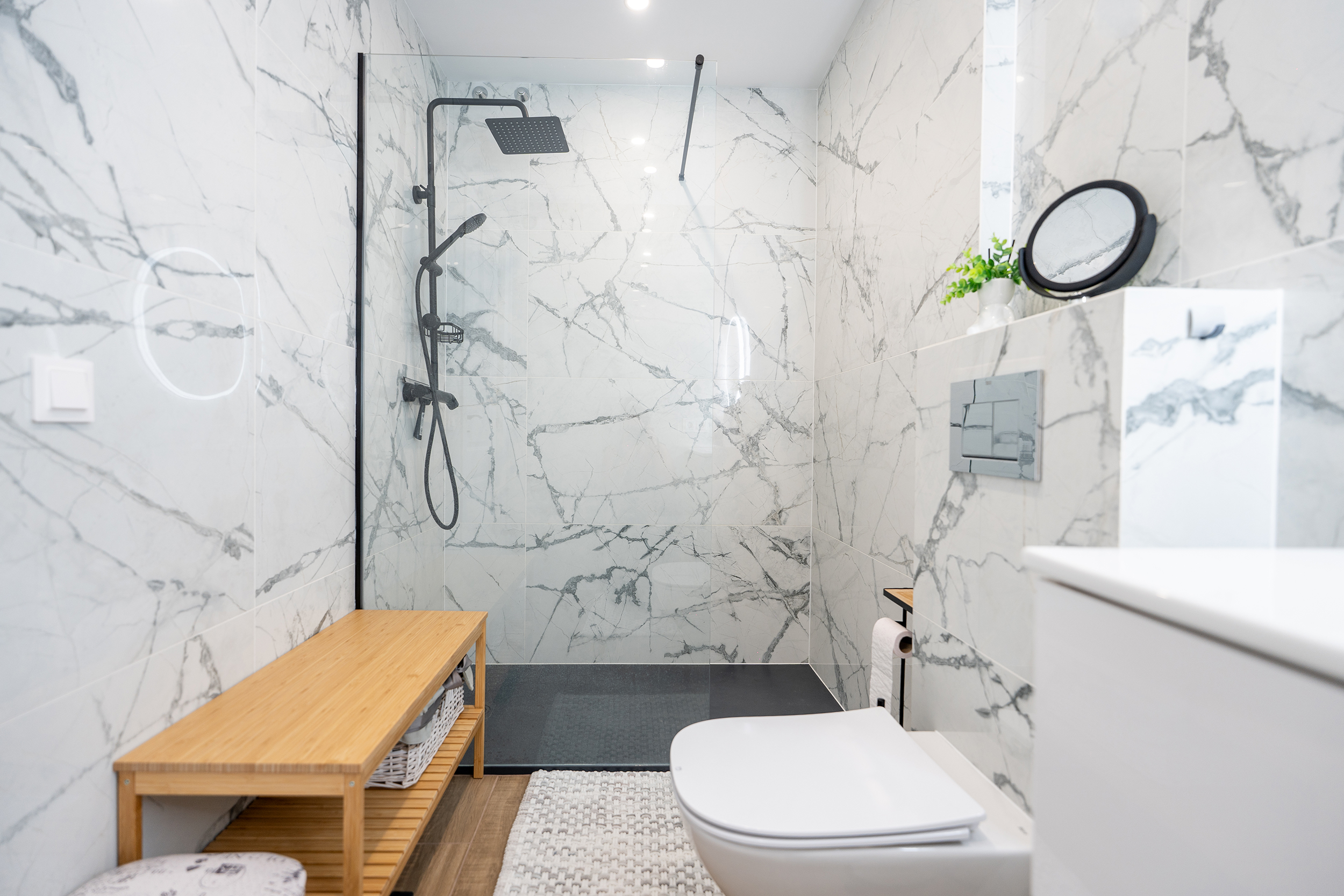 Baño moderno con ducha espaciosa y decoraciones elegantes en apartamento de Islas Canarias, Golf del Sur