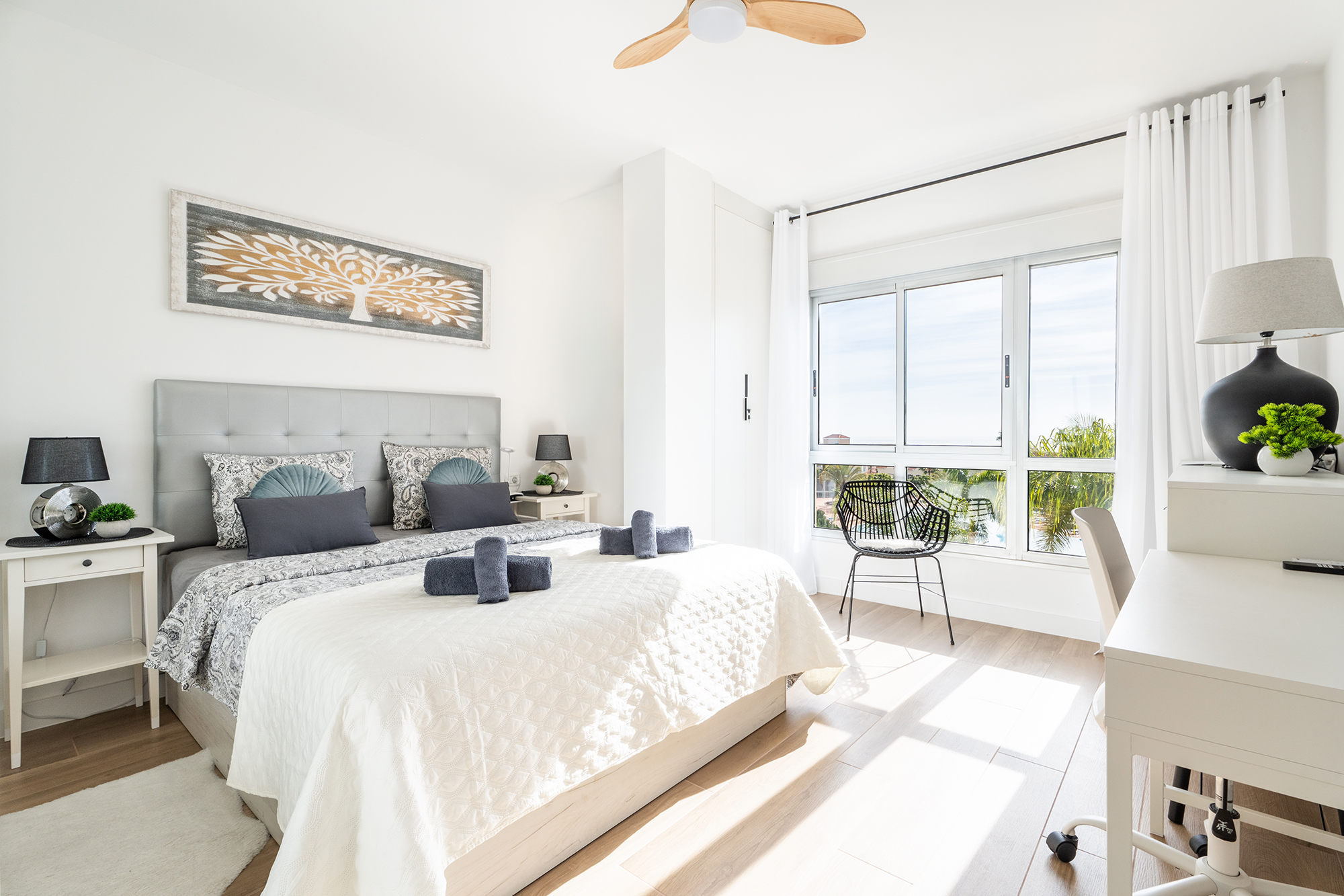 Chambre décorée avec goût, équipée d'un lit double et de lumière naturelle dans un appartement de vacances aux îles Canaries.
