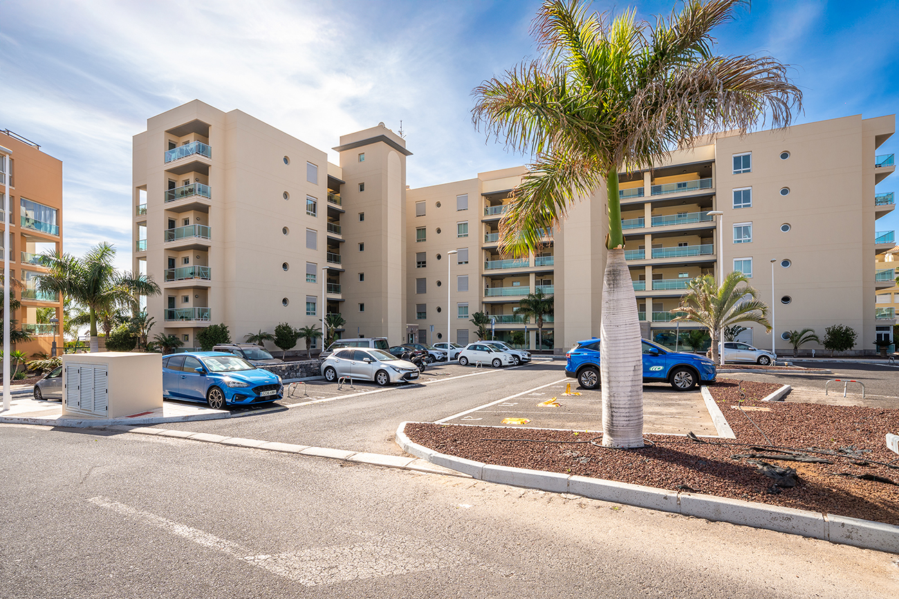 Vista del moderno apartamento en Golf del Sur, con acceso a parking privado y cerca de la playa en Islas Canarias