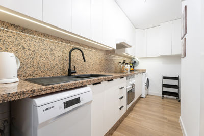 Amplia cocina del apartamento en Golf del Sur, Islas Canarias, con diseño moderno y luminoso