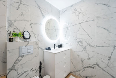 Baño moderno con ducha, lavabo elegante y azulejos decorativos en apartamento de Golf del Sur, Islas Canarias