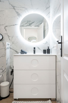 Espacioso baño con luz natural, lavabo moderno y ducha en apartamento de La Vista del Mar, Islas Canarias