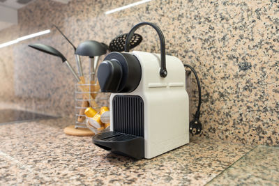 Cocina moderna con cafetera express y electrodomésticos en un apartamento vacacional en Islas Canarias, Golf del Sur