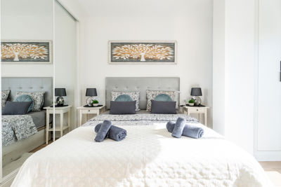 Acogedora habitación con cama doble y decoración moderna en apartamento de vacaciones en Islas Canarias, Golf del Sur.