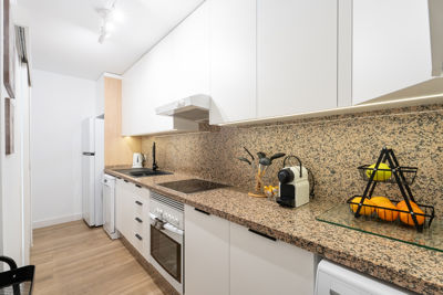 Cocina equipada con electrodomésticos de última generación y encimeras de calidad en apartamento de Golf del Sur, Islas Canarias