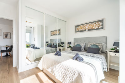 Amplia habitación con armario empotrado y decoración moderna en un apartamento de vacaciones en Islas Canarias