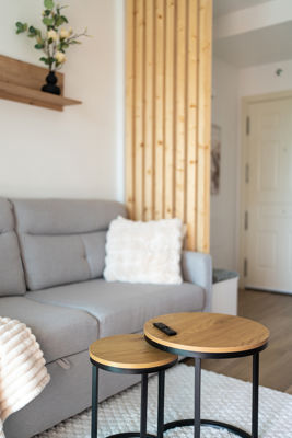 Espacioso salón con mesas de diseño moderno y vistas al exterior en apartamento de lujo en Islas Canarias