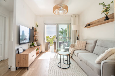 Amplio y luminoso salón decorado con estilo moderno, ideal para relajarse en un apartamento en Golf del Sur, Islas Canarias.