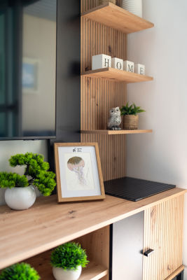 Amplio salón con decoración moderna y confortable en apartamento vacacional La Vista del Mar, en las Islas Canarias, España.
