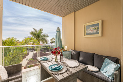 Amplia terraza con mobiliario moderno y vistas espectaculares al mar en el apartamento de lujo en Islas Canarias.