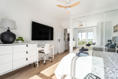 Salón luminoso con ventilador de techo, decorado con estilo moderno en La Vista del Mar, Islas Canarias