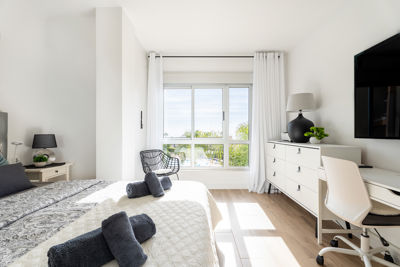 Espacioso salón con decoración moderna y vistas al exterior en el apartamento vacacional de Golf del Sur, Islas Canarias