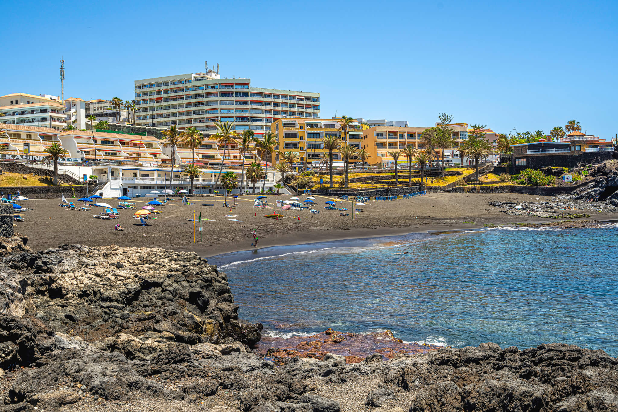 Espacioso apartamento vacacional con vistas al océano y decoraciones modernas en Playa Sin Molestias, Islas Canarias.