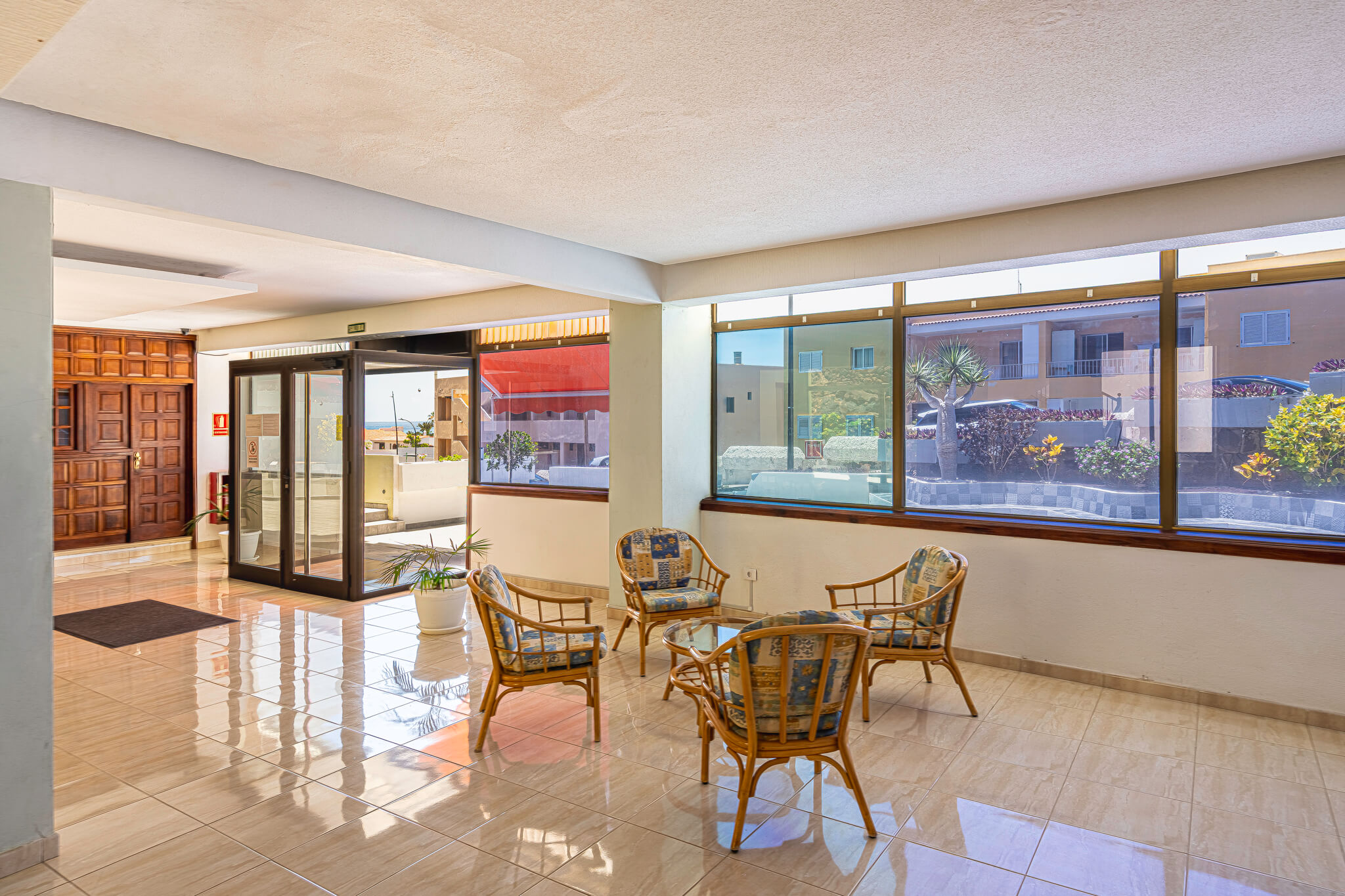 Atractivo portal con sillas de espera y decoración acogedora en Sol del Sur Ocean View, Islas Canarias