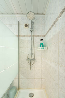 Baño moderno con amplia ducha y acabados elegantes en el apartamento Sol del Sur, ubicado en Islas Canarias, España.