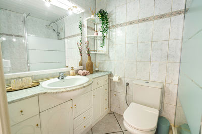 Baño moderno y luminoso con detalles en cerámica y accesorios de calidad en el apartamento Sol del Sur Ocean View, Islas Canarias.