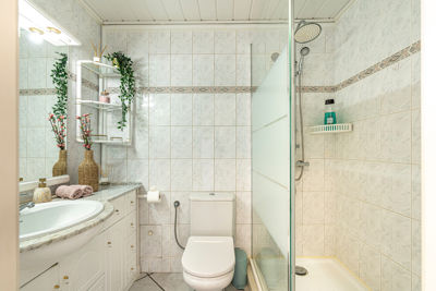 Baño moderno con ducha y lavabo en apartamento vacacional Sol del Sur Ocean View, situado en las Islas Canarias, España.