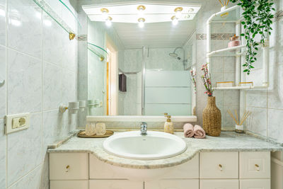 Elegante baño con azulejos modernos y accesorios de calidad en apartamento de alquiler vacacional en las Islas Canarias