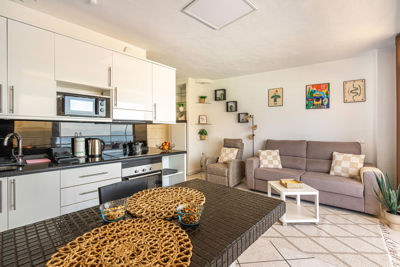 Amplio salón con decoración moderna y vistas al mar en apartamento de alquiler vacacional en las Islas Canarias